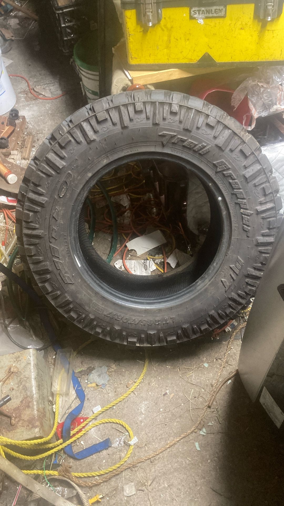 2 P265 75 R 17  Trail Grappler Ties