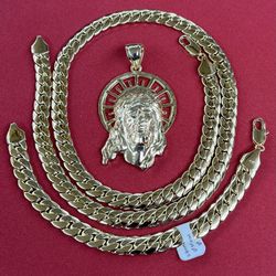 beautiful bundle, set necklace bracelet, and Jesus pendant✅✅