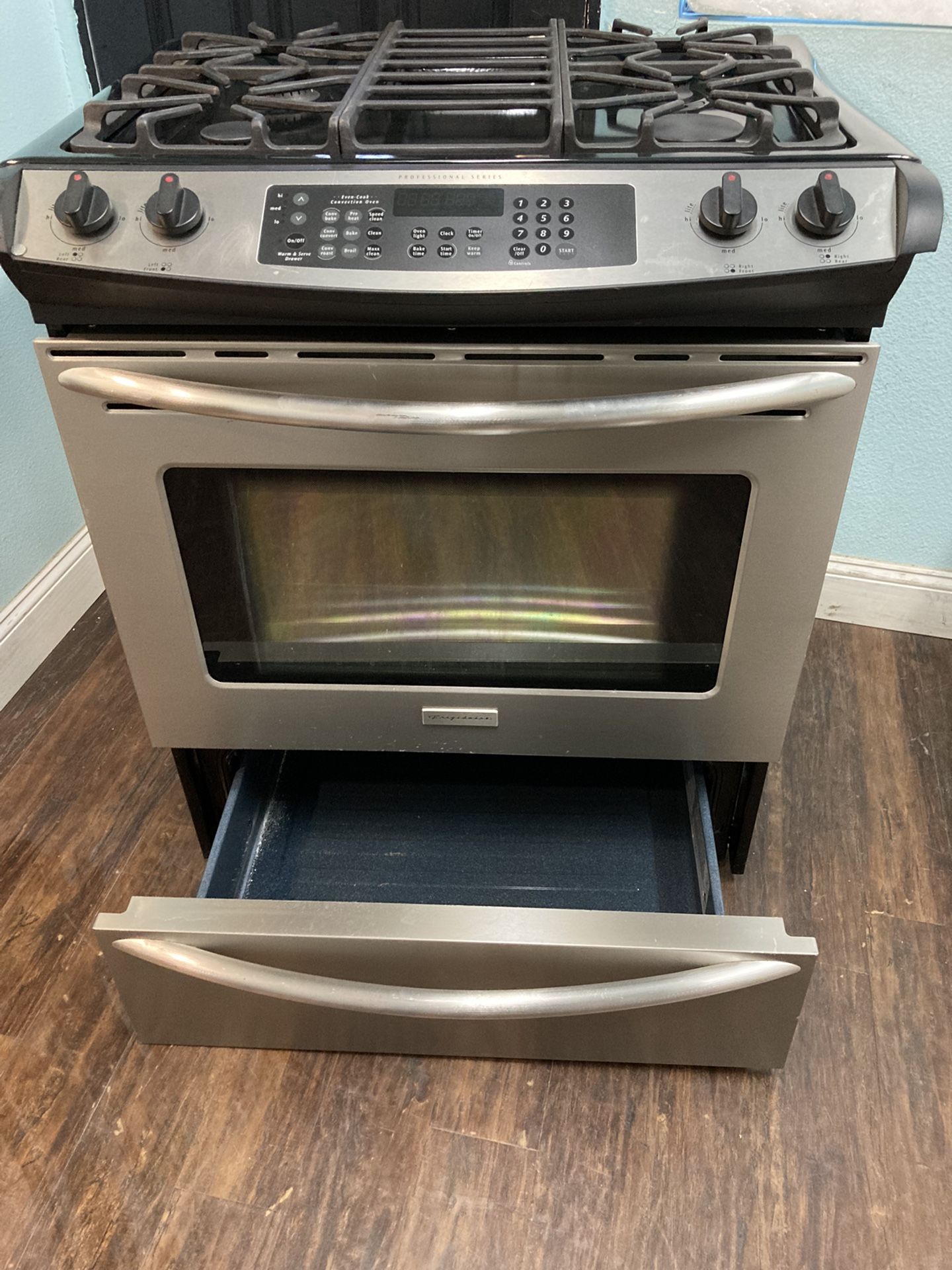 Frigidaire Gas Stove Good Working Condition for Sale in Santa Clarita