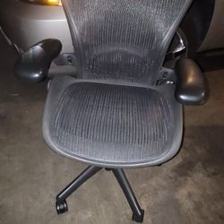 Aeron B SIZE