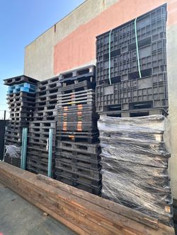 ULINE Plastic Stackable Pallets 48x40 (141 available)