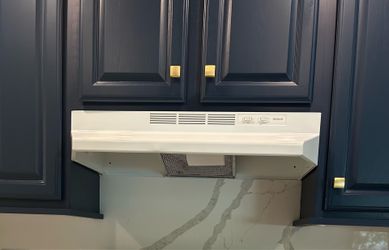 30” Broan Undercabinet Range Hood with light in white