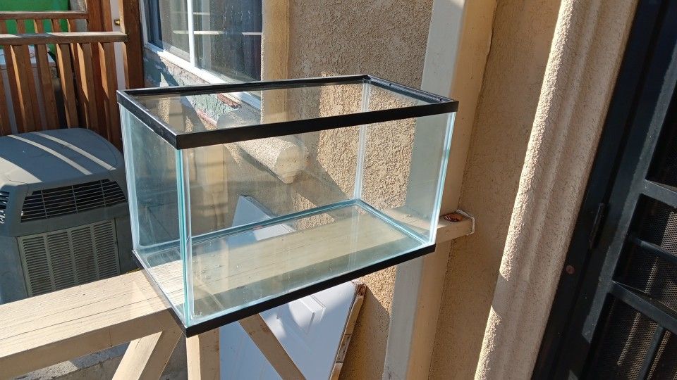 Glass fish tank aquarium 40 liters.