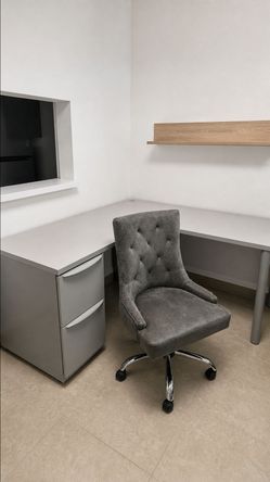 🔥 Heavy Duty L-Shaped Desk + Chair 6FT x 6FT – Like New 🔥