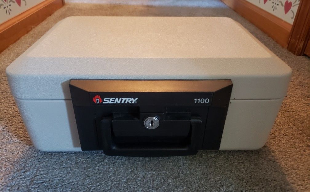 Sentry 1100 Safe with Key - Great Condition