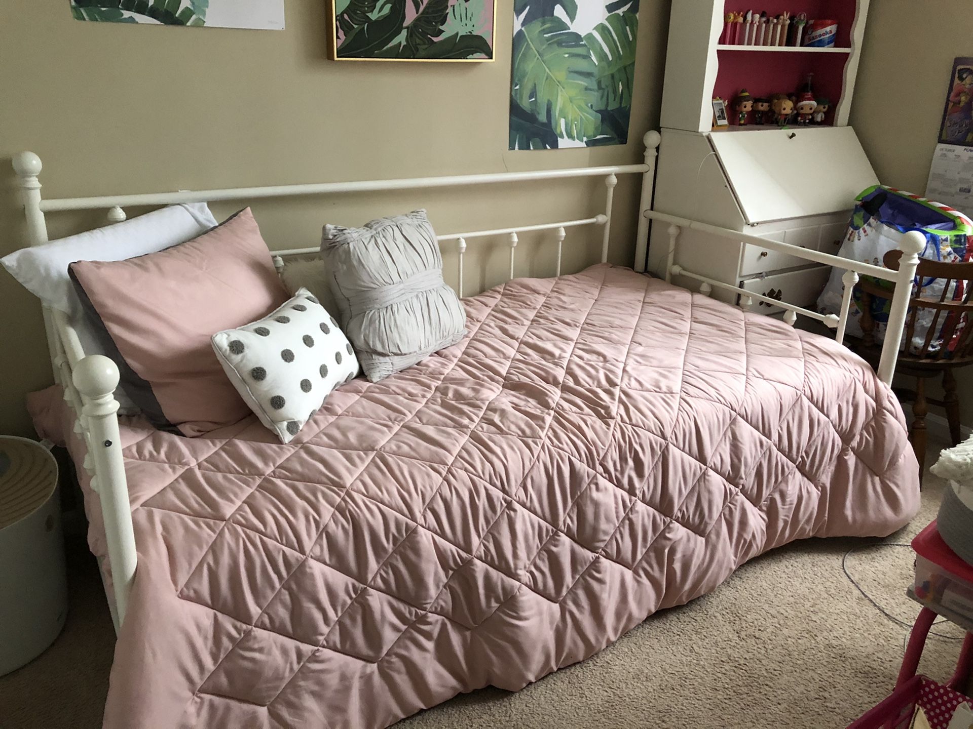 White Metal Day Bed w/ 2 Twin Mattresses for Sale in Coconut Creek, FL