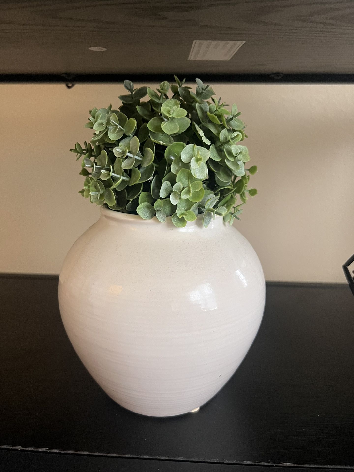 Fake plant w ceramic vase