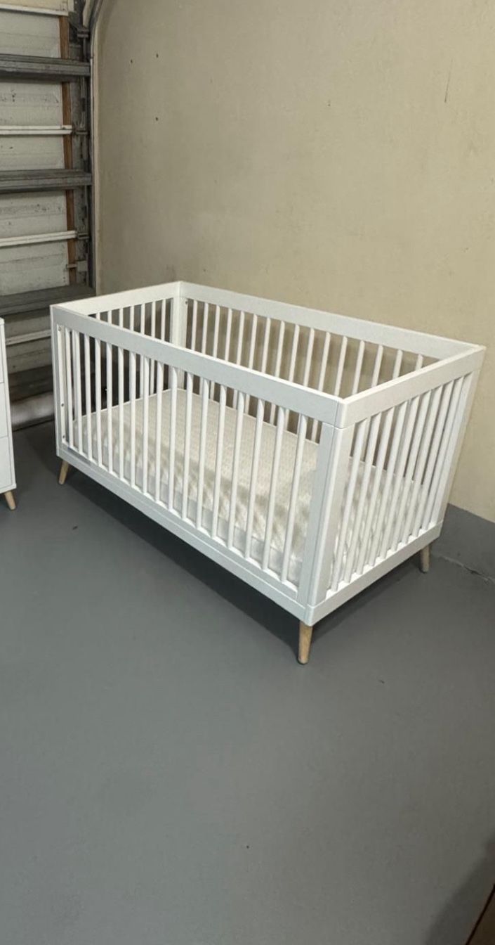 Baby Crib With Mattress 