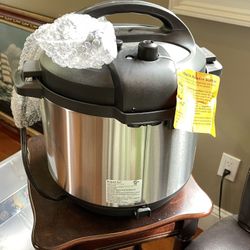 Brand New Ultra 8 Qt , 10-in 1 Multi Use Pressure Instant Pot Ultra- Not In Box  With New Steamer