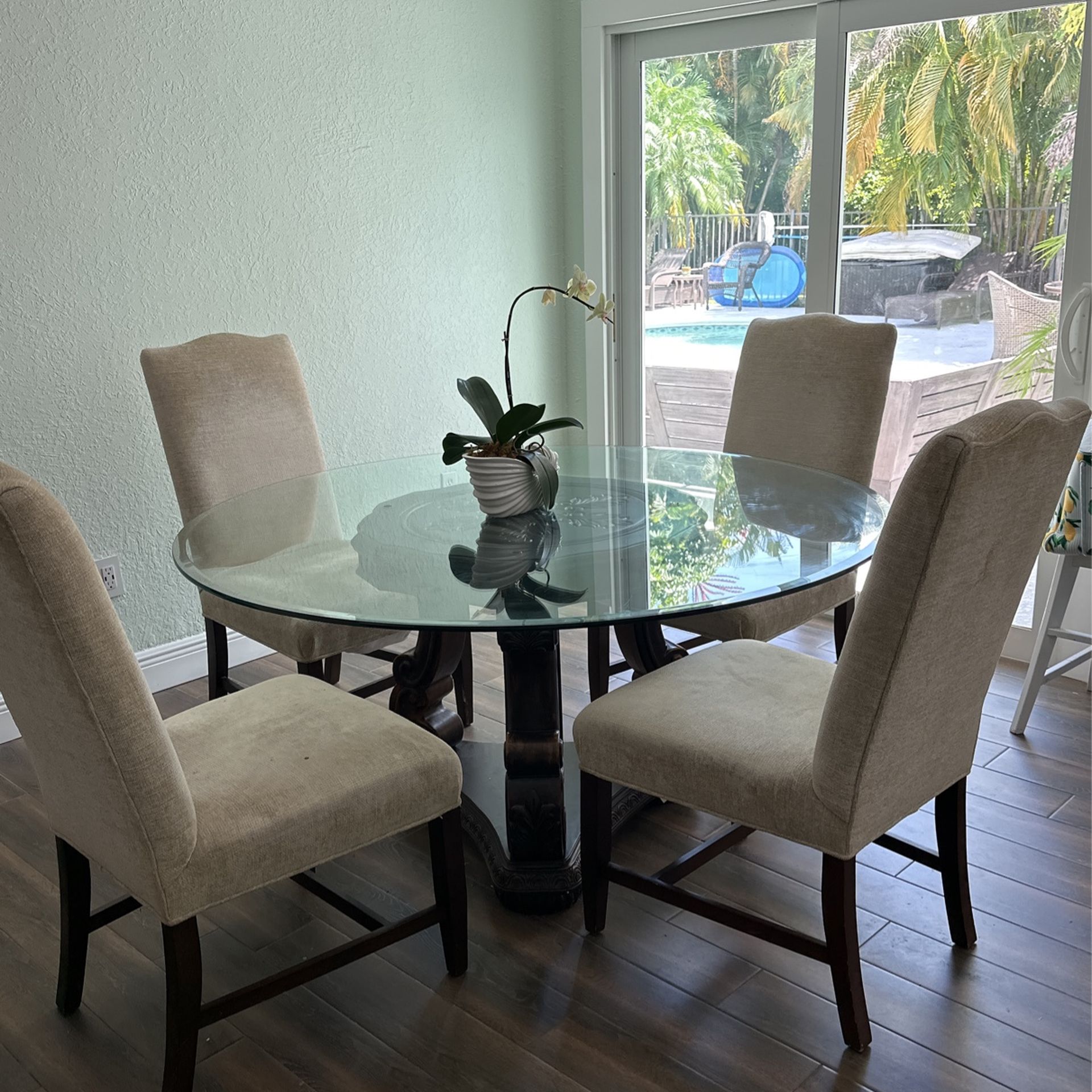 Tommy Bahama Dinning Room Table