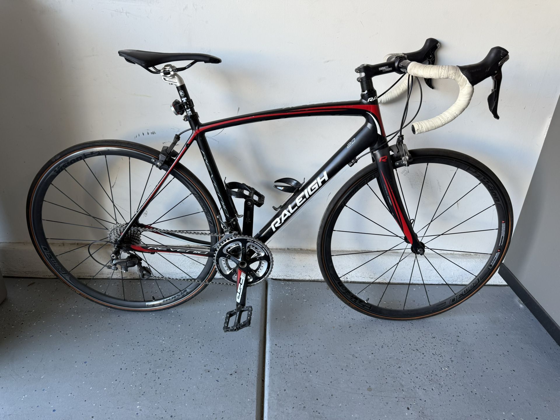 Raleigh revenio 2.0 Bike, Black/Red