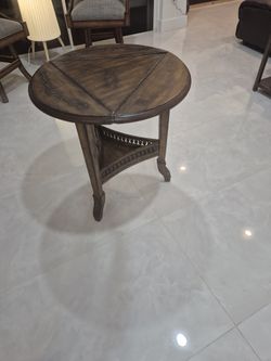 Side Table Antique (Near To Dollphin Mall)