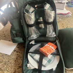 Picnic Time Back Pack Utensils plates, glasses  cutting board bottle holder EUC