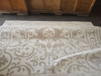 10' x 10' White and tan rug