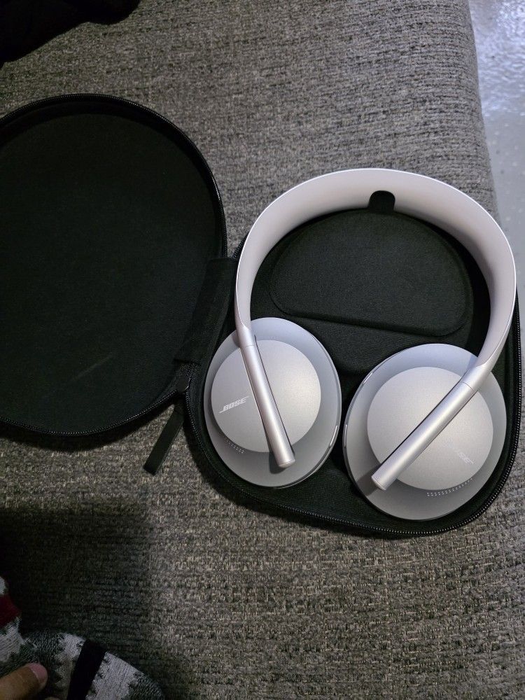 Bose Noise Cancelling Headphones 700 Over-Ear Bluetooth Headphones, Silver
