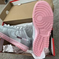 NIKE DUNKS BRAND NEW WOMENS 10
