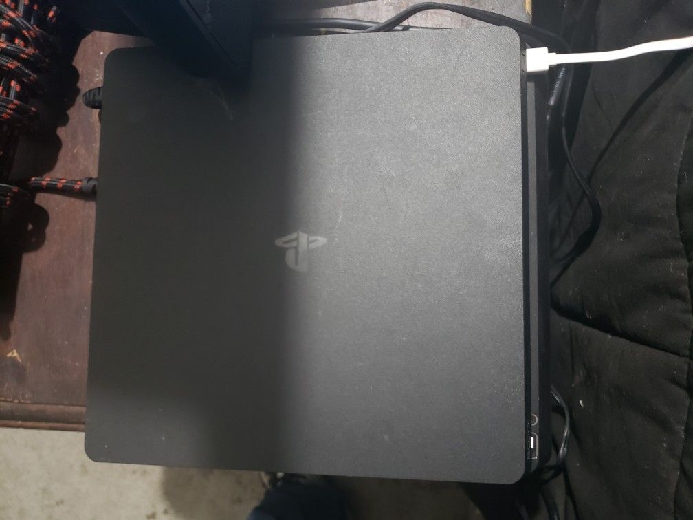 SONY PS4 w/4 Controllers +3 Games
