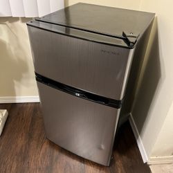 Insignia Mini Fridge (refrigerator)