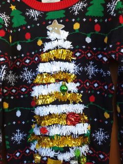No Boundaries Women’s ugly Christmas Sweater christmas tree Size Medium (8-10) 