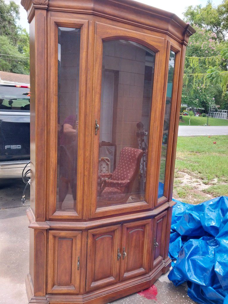 Solid Wood China Hutch With Glass Shelves And Lights