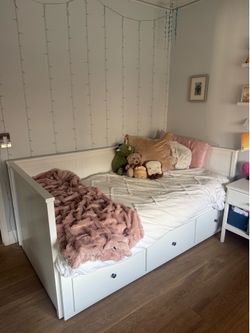 Twin Daybed w/ Cabinets