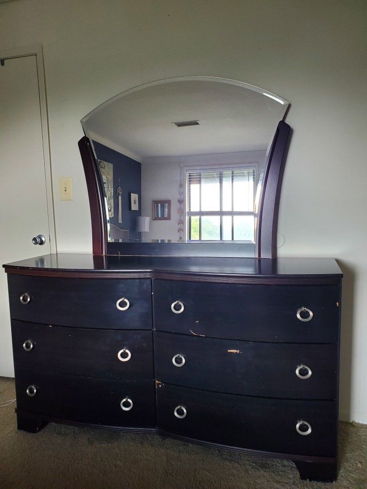 FREE: Dresser
