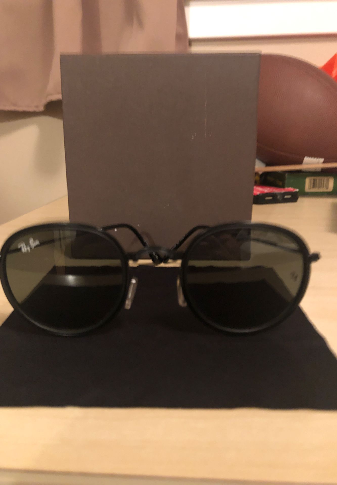 Round flat lense ray band sunglasses all black