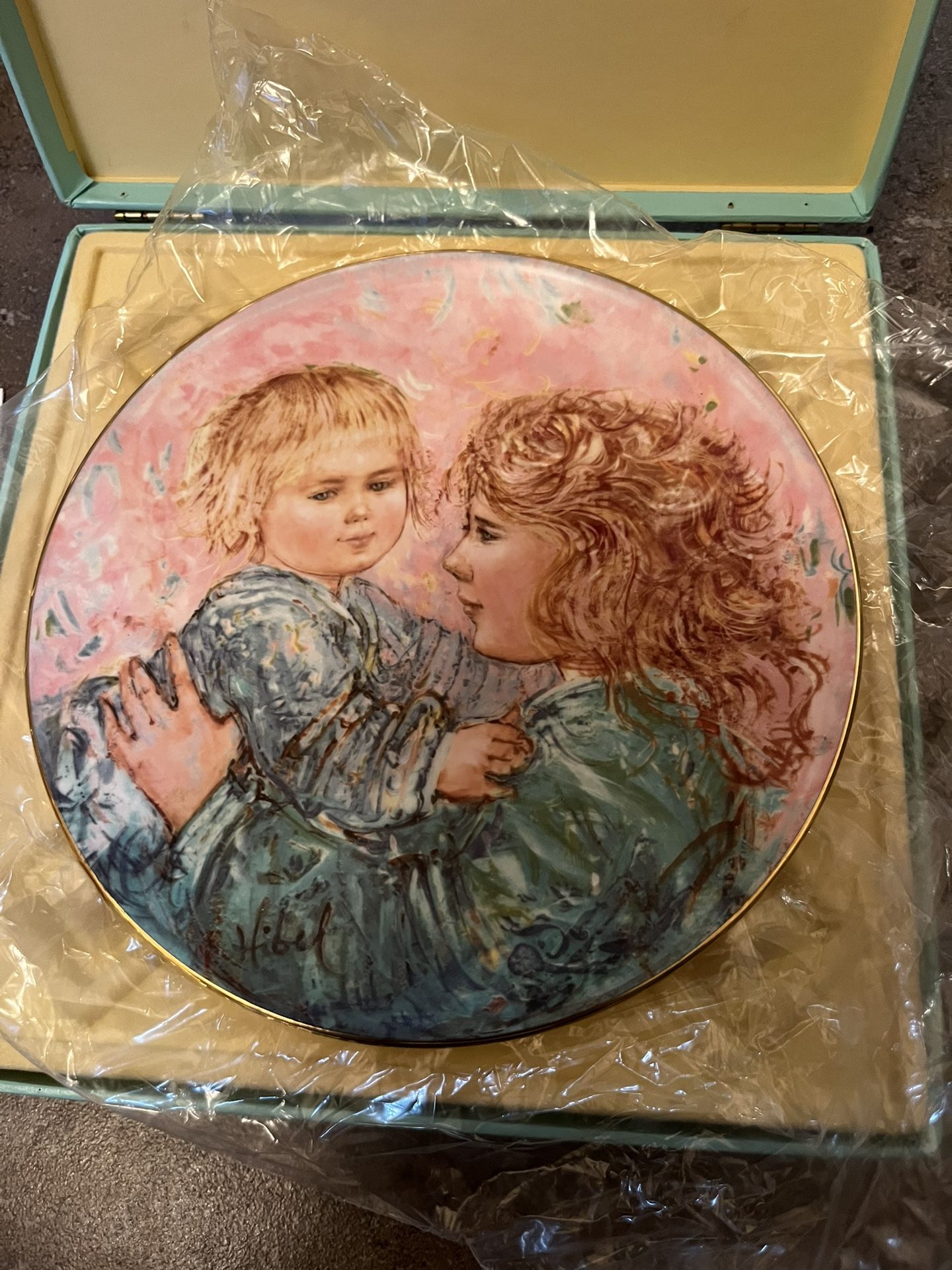Hibel Kathleen and Child Plate, 1981, Collector’s International by Royal Doulton