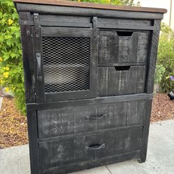 Farmhouse Style Wood Dresser Chest of Drawers Furniture Excellent Condition 
