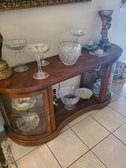 Nice lamp for a foyer table. Shade us black on the outside and gold on the inside. Two brass pull strings that turn on each bulb.