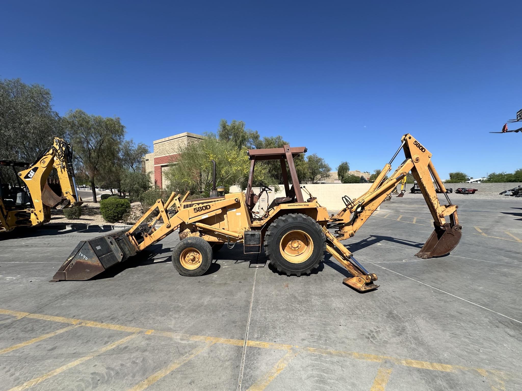 1983 CASE 580D Backhoe 2WD With Extra Buckets And Forks
