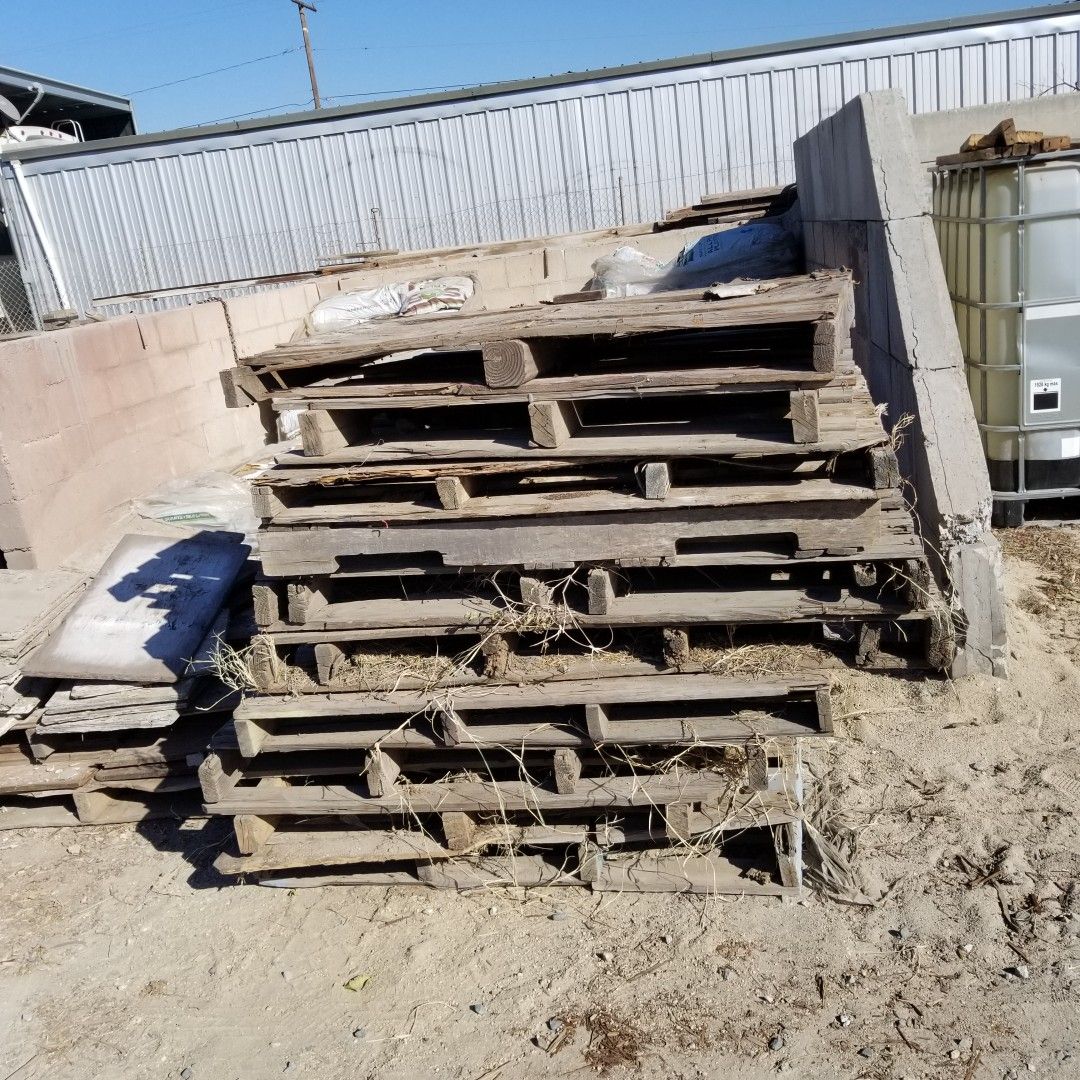 FREE WOOD PALLETS