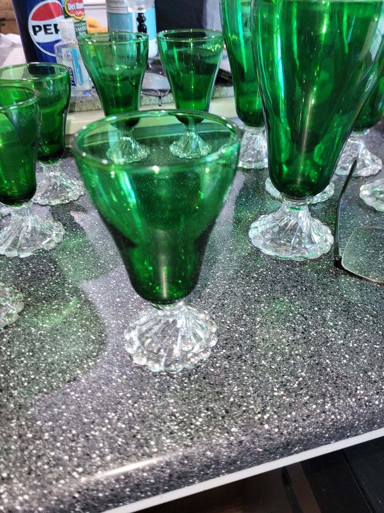 Description: Green Glasses, Swirl Foot, No Trim
Pattern: Burple-Inspiration Green by Anchor Hocking