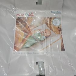 Munchkin Secure Grip Changimg Pad