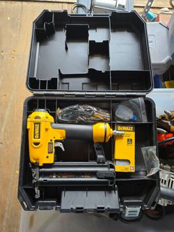 Dewalt D51238 18ga Pneumatic/Air 5/8”-2" Brad Nailer w/Case ,Nails & Glasses