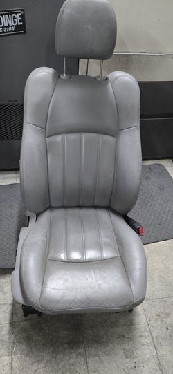 chrysler 300 seat