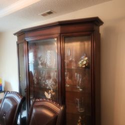 REDUCED!! GORGEOUS & Beautiful SOLID WOOD LUXURY QUALITY CHINA CABINET $650 LIKE NEW