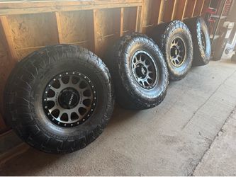 Method NV305’s with Toyo AT3 37x13.5x17 8x165.1 bolt pattern
