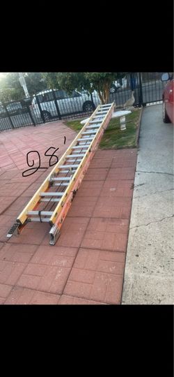 Excelente condition 28 feet and more sizes available fiberglass extension, Ladders