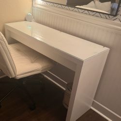 Dresser. Vanity. Storage