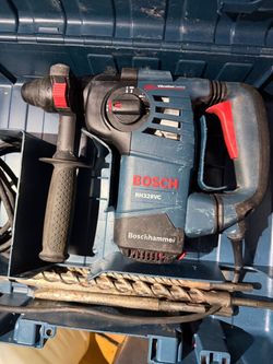 BOSCH HAMMER- RH328VC. 4-BITES INCLUDED.
