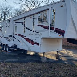  Toy Hauler 5th Wheel 3 Slides