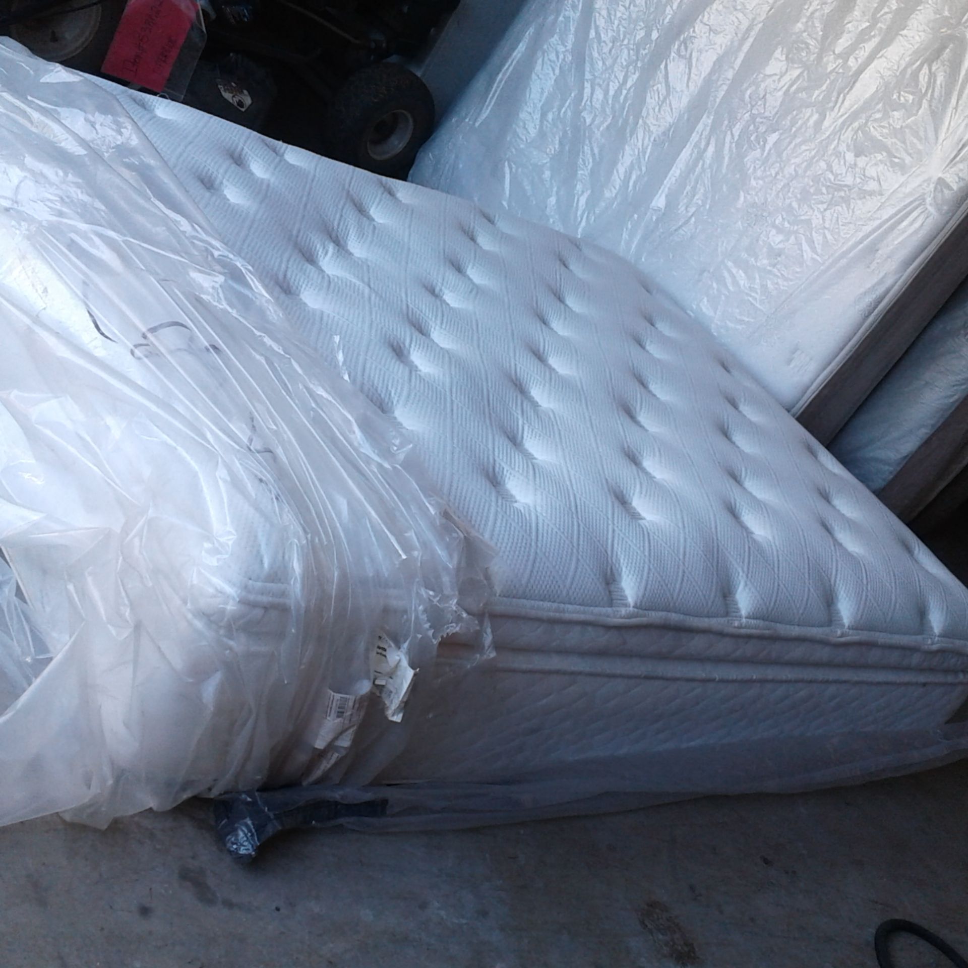 Sealy Queen Goldendale pillow top mattress