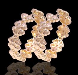 Oro Laminado Majestic Clover Hoop Earrings