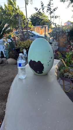 USED DISTRESSED CERAMIC EGG