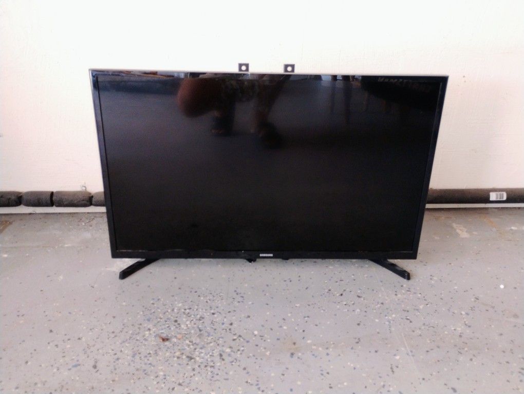 32 Inch Samsung TV w/Remote