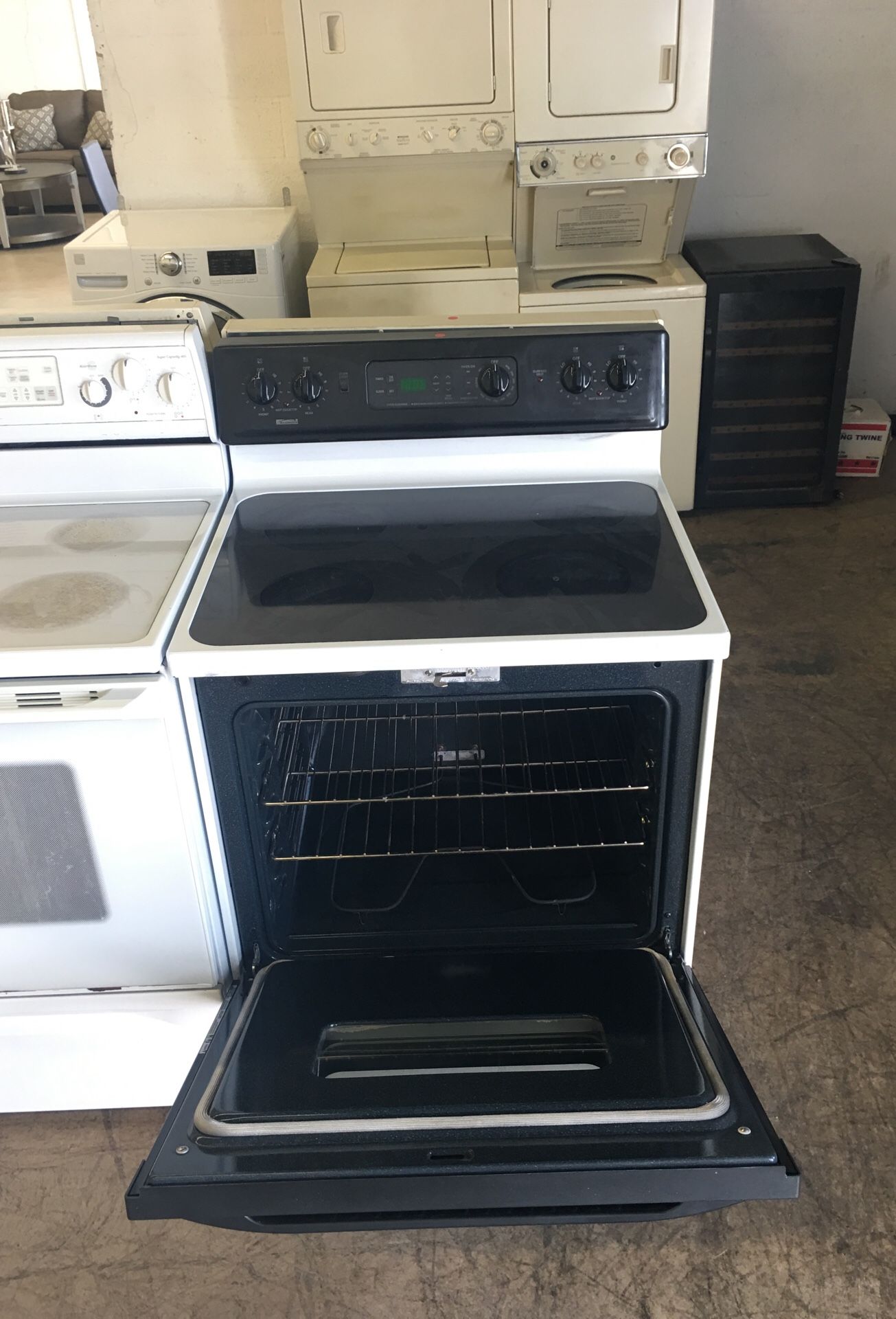 Black and White Kenmore Stove! Excellent conditions! 4 months of warranty and fast delivery