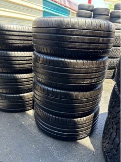 Tengo un sed de llantas como nuevo en muy buenas condiciones, marca PIRELLI P ZERO 265/40R21 instaladas y balanceadas por el mismo precio $400