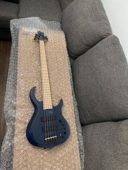 Marcus Miller 5 string Bass