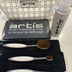 3 Artís Elite Brushes, Cleaning Foam, Pad, And Case